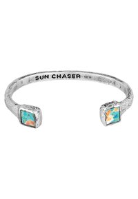 Silver armband med fyrkantiga turkosa och orange stenar i varje ände, med en texturerad yta och graverad "SUN CHASER."