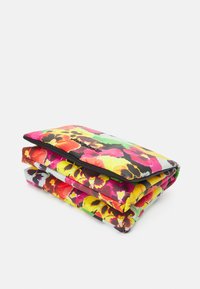 Portafoglio pieghevole con un vivace motivo floreale multicolore che presenta tonalità di rosa, giallo, arancione, verde e nero su uno sfondo bianco.
