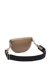 Brązowa torba z syntetycznej skóry o zaokrąglonym kształcie, z metalowymi elementami w kolorze srebrnym oraz czarnym, regulowanym paskiem z teksturowanym napisem.