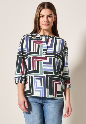 Blusa multicolor con un patrón geométrico, que presenta un escote redondo, mangas de tres cuartos y detalles de botones en la parte delantera.