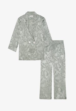 Hellgrünes Anzugset aus einem blattmusterartigen Stoff, bestehend aus einem doppelreihigen Blazer mit großen Knöpfen und Hose mit elastischem Bund.