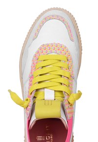 Sko med hvid læderoverdel, multikolorerede teksturerede detaljer, gule snørebånd og pink indvendig foring. Gummisul med beige kant.