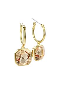 Zlaté kruhové náušnice majú fazetovaný, oktagonálny ružový kryštál visiaci na bezpečnom zapínaní. Hladký, lesklý povrch zvýrazňuje dizajn.