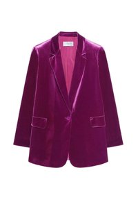 Blazer de terciopelo fucsia con solapas con muesca, cierre de un solo botón, dos bolsillos delanteros y un forro rosa contrastante. Textura suave.