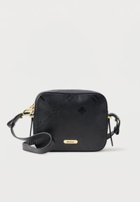 Fekete keresztpántos táska steppelt dizájnnal, arany színű fémalkatrészekkel és logózott táblával. Állítható pánttal és cipzáras zárással rendelkezik. Sima tapintású.