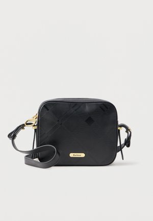 Czarna torebka na ramię z pikowanym wzorem, złotymi akcentami metalowymi i znakiem firmowym. Regulowany pasek i zamek błyskawiczny. Gładka tekstura.