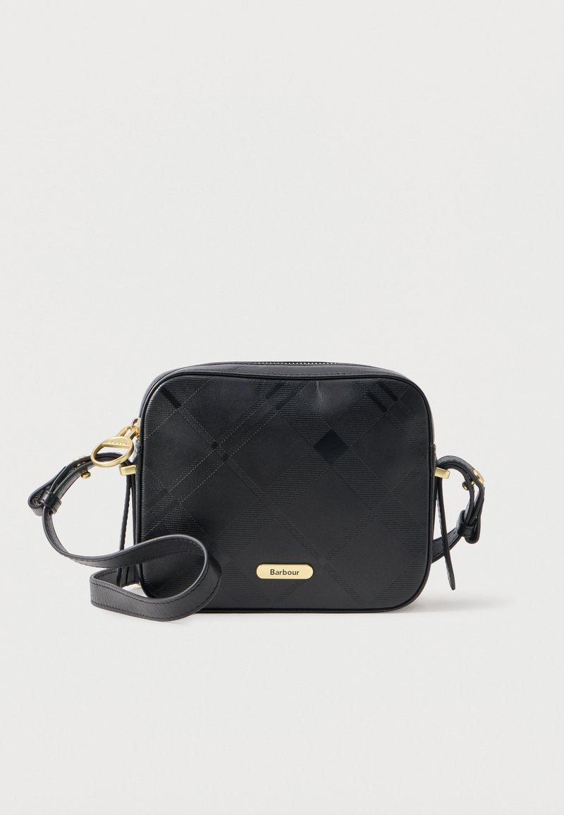 Fekete keresztpántos táska steppelt dizájnnal, arany színű fémalkatrészekkel és logózott táblával. Állítható pánttal és cipzáras zárással rendelkezik. Sima tapintású.