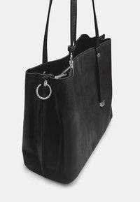 Fekete bőr shopper táska textúrált felülettel, ezüst hardware-ral, nyitott tetejű kialakítással, cipzáras rekesszel és oldalsó gyűrűkkel.