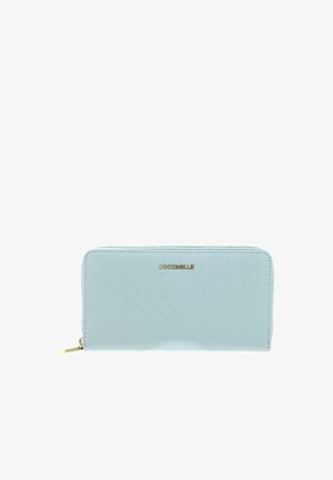 Portefeuille en cuir bleu clair avec fermeture éclair sur tout le pourtour, tirette dorée et logo « Coccinelle » en lettres dorées.