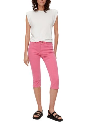 Top en coton sans manches blanc, jeans courts roses, et sandales noires. Texture lisse, design ajusté, style cinq poches, et longueur cheville.