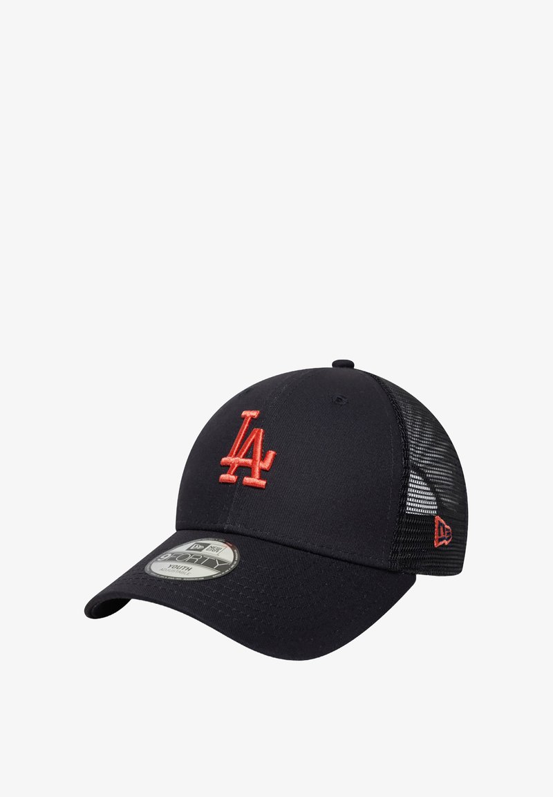 Cappellino nero con lati in rete, dotato di un logo "LA" ricamato in rosso sul davanti. La visiera è leggermente curvata e ha una fascia regolabile.