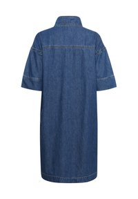 Denimmekko, jossa on kaulus, lyhyet hihat ja suora leikkaus. Sininen kangas, jossa on kontrastiväriset ompeleet ja sivutaskut.