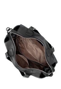 Zwarte leren handtas met ritssluiting, voorzien van dubbele handvatten, binnenzakken en een gestructureerde afwerking. Gevoerd met beige stof.