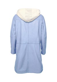 Vaaleansininen takki valkoisella hupulla, jossa on rento fit, pitkät hihat ja takasaumat. Sileä pinta, rento muotoilu.