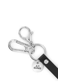 Portachiavi con hardware in metallo argento, comprendente un gancio e un anello. Presenta una tracolla in pelle nera con un'etichetta circolare contrassegnata "SUN68".