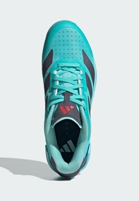 Tyrkysová sportovní obuv s textilním svrškem, černými pruhy a červenými akcenty loga. Obsahuje ploché tkaničky a texturovanou podešev.