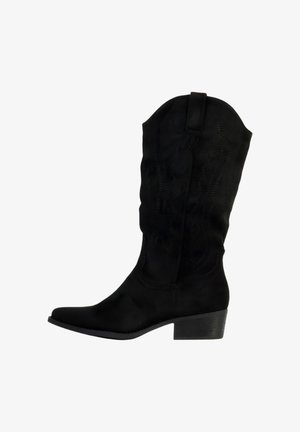 Stivale da cowboy in pelle scamosciata nera con punta appuntita, tacco a blocco di media altezza e motivo decorativo in rilievo sulla gamba.