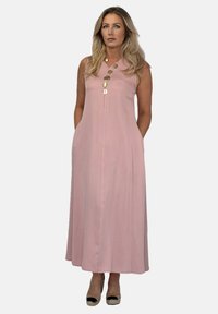 Różowa, bezrękawnikowa sukienka maxi wykonana z lekkiego materiału, z dekoltem w serek, z guzikami z przodu oraz kieszeniami po bokach.