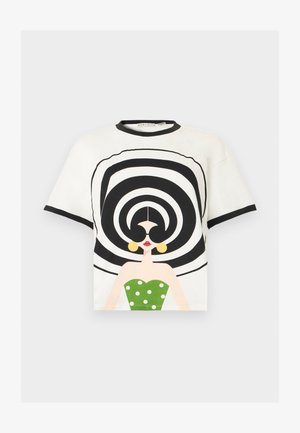 Fehér póló fekete szegéllyel, rajta egy nő képe zöld pöttyös ruhában, nagy fekete napszemüveggel, arany fülbevalóval és fekete-fehér csavarvonalas kalappal.