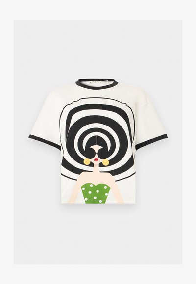 Tricou alb cu margini negre, având un grafic cu o femeie într-o rochie verde cu buline, ochelari de soare mari negri, cercei aurii și o pălărie alb-negru în spirală.