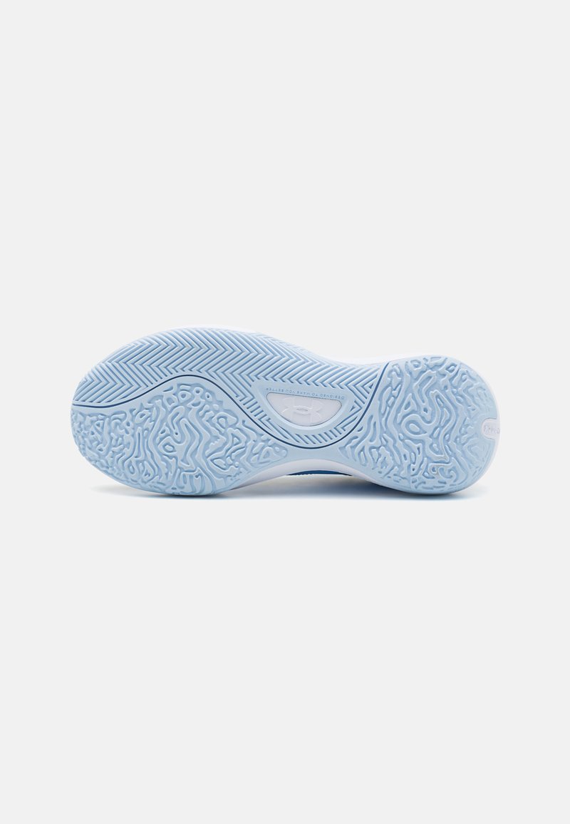 Semelle de sneaker bleu clair avec une surface texturée, présentant un motif en chevrons et des designs élaborés. Matériau en caoutchouc durable.