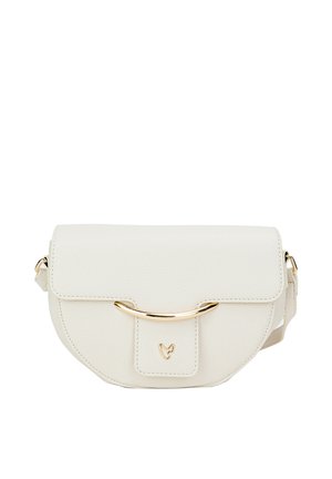 Borsa crossbody in pelle bianca con chiusura a patta, hardware color oro e forma arrotondata, con un piccolo dettaglio del logo sul davanti.