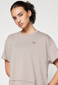 New Balance DRAPEY OVERSIZED - Camiseta estampada - light mushroom