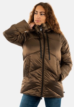 Veste rembourrée marron avec un col haut, fermeture éclair et cordons noirs. Elle présente un design matelassé avec des coutures diagonales et des poches avant.