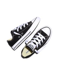 Czarne niskie trampki Converse z białymi sznurówkami i gumowymi czubkami, ustawione obok siebie na białym tle.