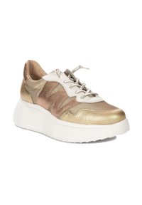 Zapatillas con una suela blanca gruesa, que presentan paneles metálicos en oro y oro rosa, un acabado texturizado y cierre con cordones.