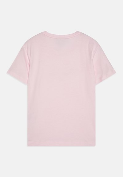 Camiseta corta de algodón rosa, con cuello redondo, mangas cortas y dobladillo recto. Textura suave, diseño minimalista, sin gráficos ni adornos.