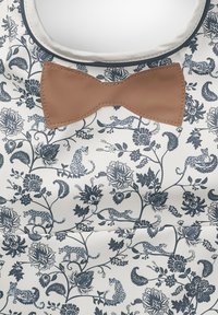 Blommönstrad tyg med blå och vita leopar, tillsammans med en brun konstläderrosett vid halsen. Slät yta och diskret glans.