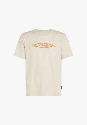 Kremasta bombažna majica s krožnim izrezom, ki ima osrednjo grafično logo v oranžni in zeleni barvi, ki spominja na obliko surf deske.