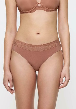 Brązowy bikini z koronkowym wykończeniem, miękka tkanina, niski krój, gładka struktura oraz elastyczny pas. Prosty i nowoczesny fason.