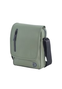 Borsa messenger verde impermeabile con chiusura a pattina, tasca frontale con zip, tracolla regolabile e dettaglio del logo grigio. Texture liscia e resistente.