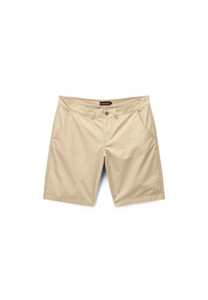 Beige afslappede herreshorts med bæltestropper, knaplukning foran, lynlås og sidelommer, lagt fladt på hvid baggrund.