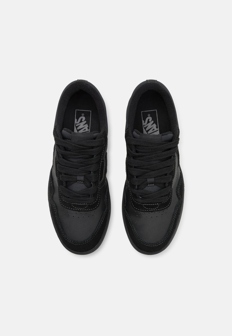 Baskets noires avec un dessus en cuir et textile, bout rond, conception à lacets, col rembourré et logo Vans sur la languette.