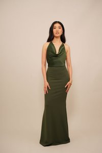 Rochie din satin verde, cu decolteu tip halter și o siluetă mulată, care curge până la o hemflară evazată. Prezintă o textură netedă și fără embellismente vizibile.