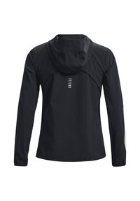 Chaqueta negra impermeable con capucha, mangas largas y una textura suave. Acentos reflectantes se encuentran en la parte posterior.