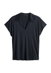 Polo shirt bleu marine à manches courtes en tissu doux et léger, avec un col en V et un col structuré. Texture lisse, coupe décontractée.