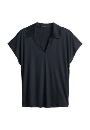 Navyblauwe polo met korte mouwen, gemaakt van een zachte, lichte stof, met een V-halslijn en een gestructureerde kraag. Soepele textuur, ontspannen pasvorm.