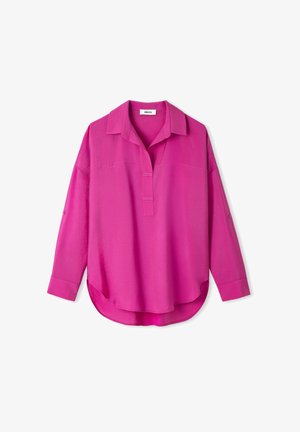 Fuchsia blouse met lange mouwen en een kraag, voorzien van een halve knopenlijst en een ronde onderrand. Soepele textuur en een relaxte fit.