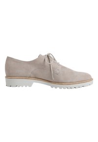 Hellgraue Wildleder-Oxfordschuhe mit abgerundeter Zehenpartie, Schnürdesign und weißer Gummisohle mit strukturiertem, rutschfestem Detail.