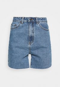 Pantalones cortos de mezclilla en azul claro. Diseño de cintura alta con trabillas para cinturón, bolsillos frontales y dobladillo sin rematar. Textura suave con un ligero desgaste.