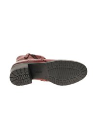 Rode leren enkelboot met een zijrits, voorzien van een gestructureerde rubberen zool met patroon, en een lage hak met een gematigd loopvlakdesign.