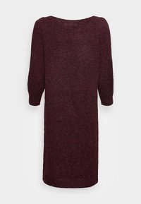 Mörkröd stickad klänning med trekvartslånga ärmar, en bred halsringning och en rak silhuett. Strukturerad tyg med subtila variationer.