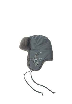 Chapeau de trappeur d'hiver gris avec bordure en fausse fourrure, rabats d'oreilles, lacets et motif floral décoratif en sequins sur le côté.