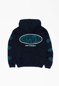Czarna bluza z kapturem z turkusowymi, zniekształconymi owalnymi wzorami na plecach i rękawach, pod centralnym owalnym wzorem znajduje się napis "STWD COMMUNITY".