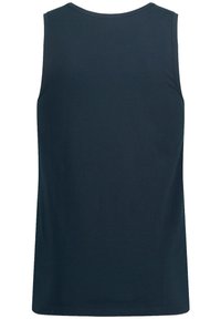 Námořnická modrá tílko vyrobené z měkké bavlny; obdélníkový tvar s kulatým výstřihem a bez rukávů. Jednoduchý design s hladkým povrchem.