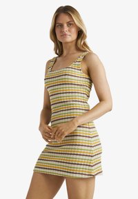 Strickkleid mit quadratischem Ausschnitt, breiten Trägern und vertikalen Streifen in Grün, Gelb, Braun und Weiß. Weiches, strukturiertes Material.